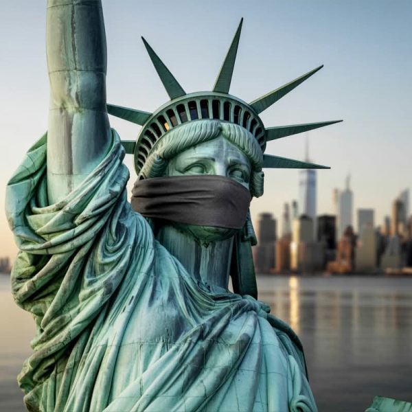 estatua libertad amordazada